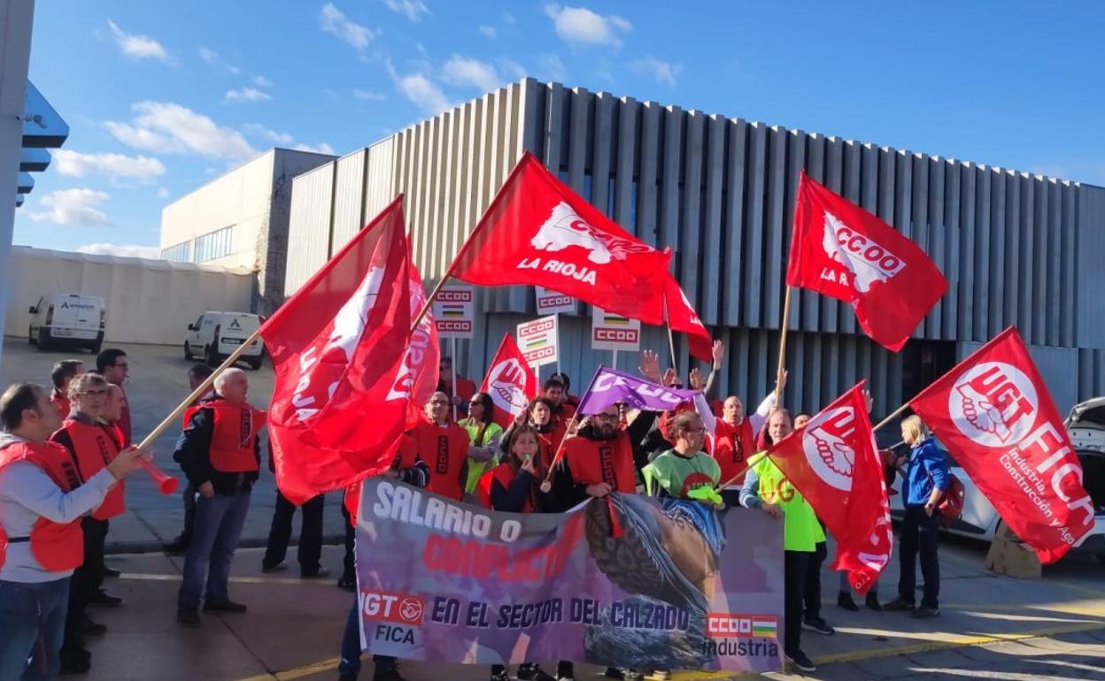 Imagen de la concentración del 21 de diciembre ante Arneplant. 