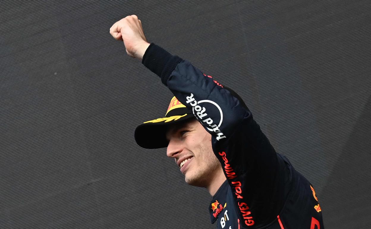 Max Verstappen celebra un victoria en 2022.