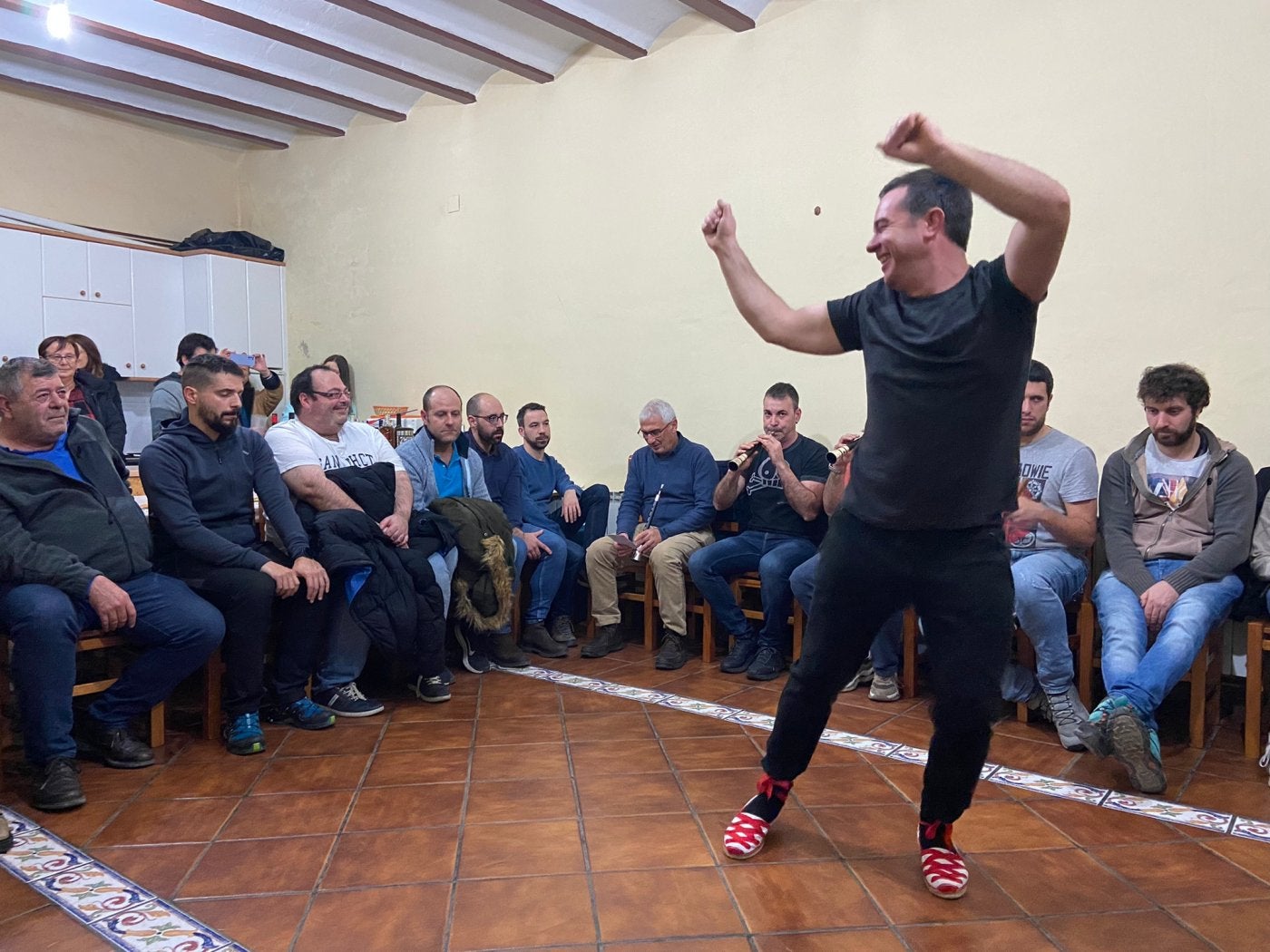 Ensayo del baile de 'los brindis' a cargo de Ángel Fraile. 