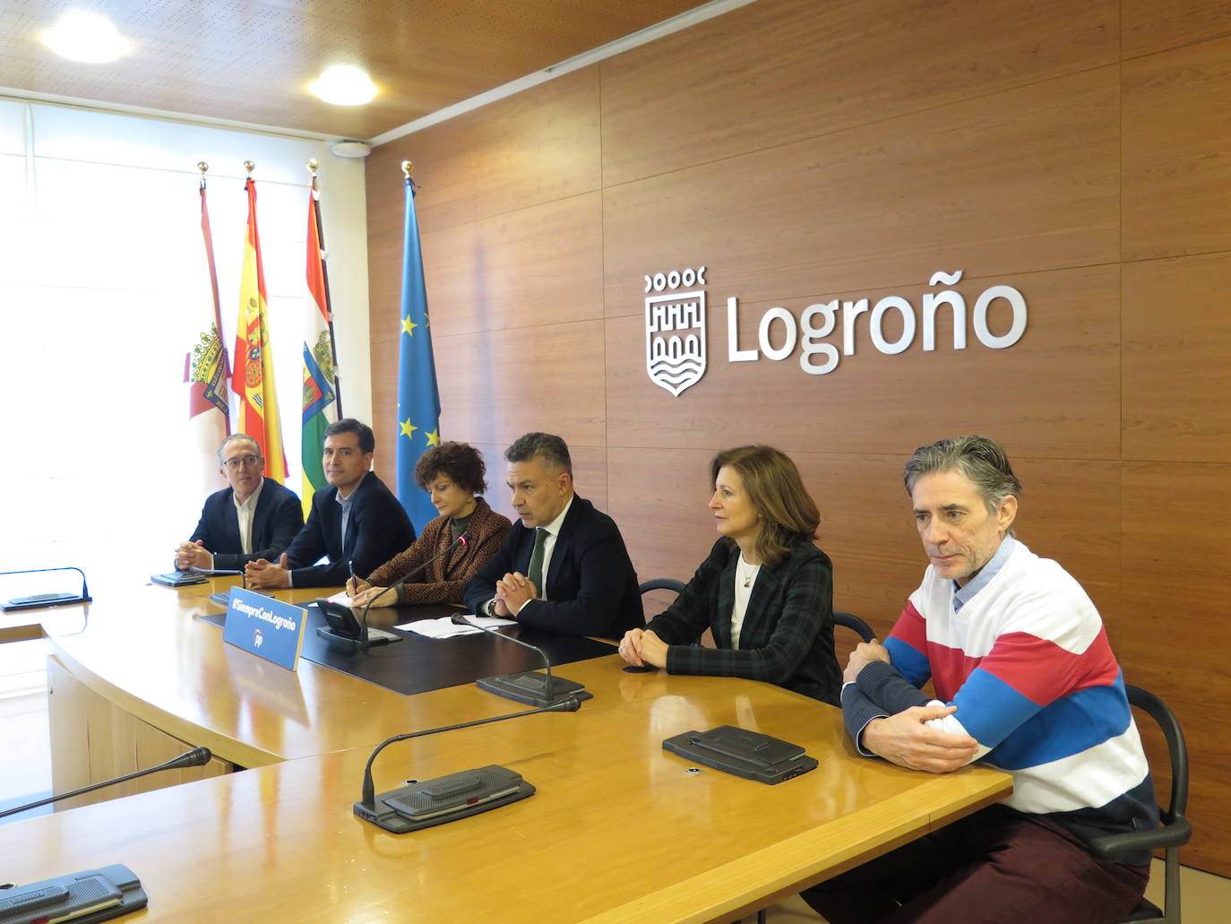 Escobar, junto a los representantes del PP en el Ayuntamiento. 