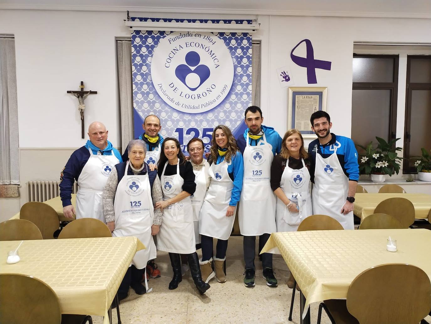 Foto de familia de miembros del club y de la entidad. 