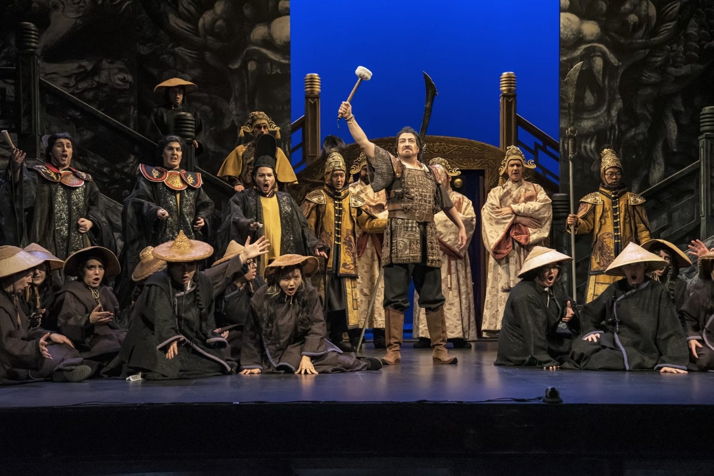 Escena de 'Turandot', de Ópera 2001, con escenografía vestuario de Alfredo Troisi.