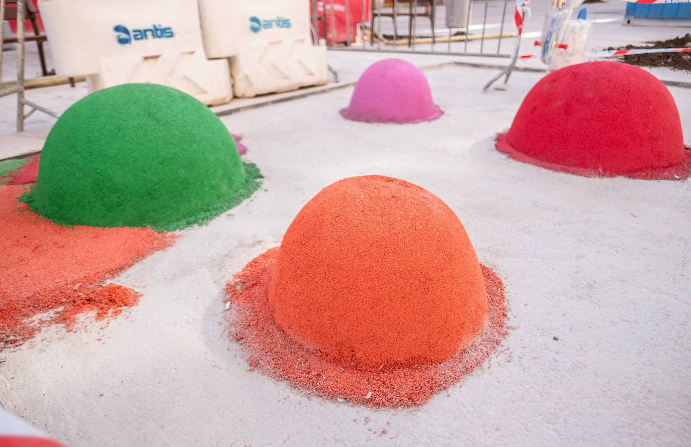 La calle Fundición pasa de la pintura al cemento y el metal