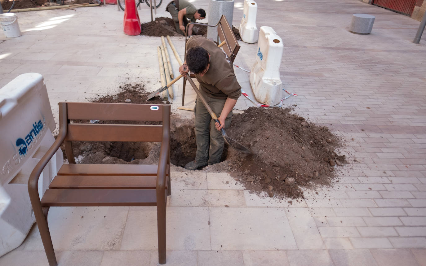 La calle Fundición pasa de la pintura al cemento y el metal