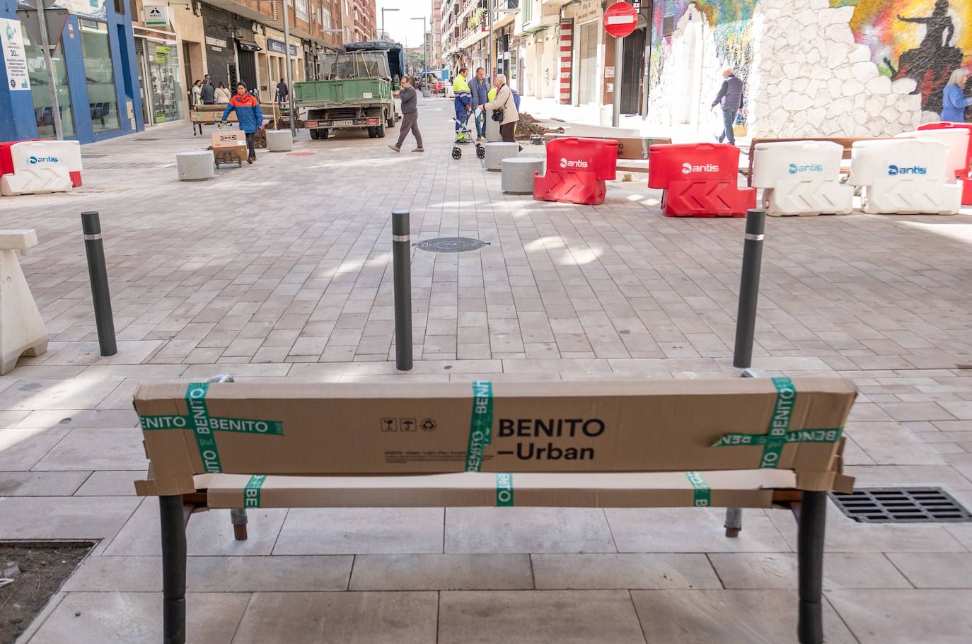 La calle Fundición pasa de la pintura al cemento y el metal