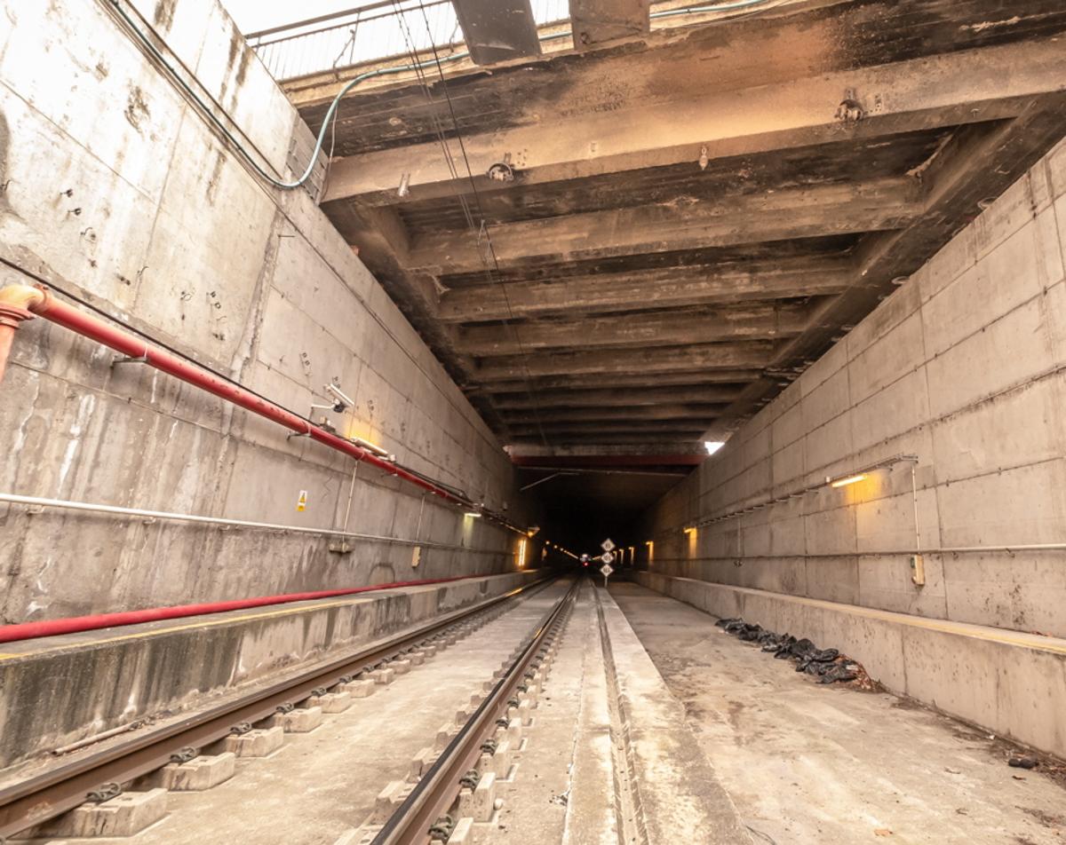 Imagen del túnel por el que pasa el tren bajo Vara de Rey