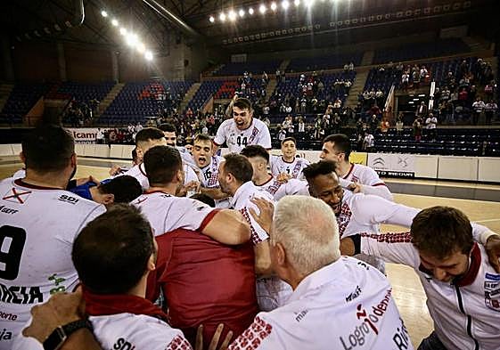 Los jugadores del Logroño celebran la victoria que los clasifica para la final a 8 de la Copa del Rey.