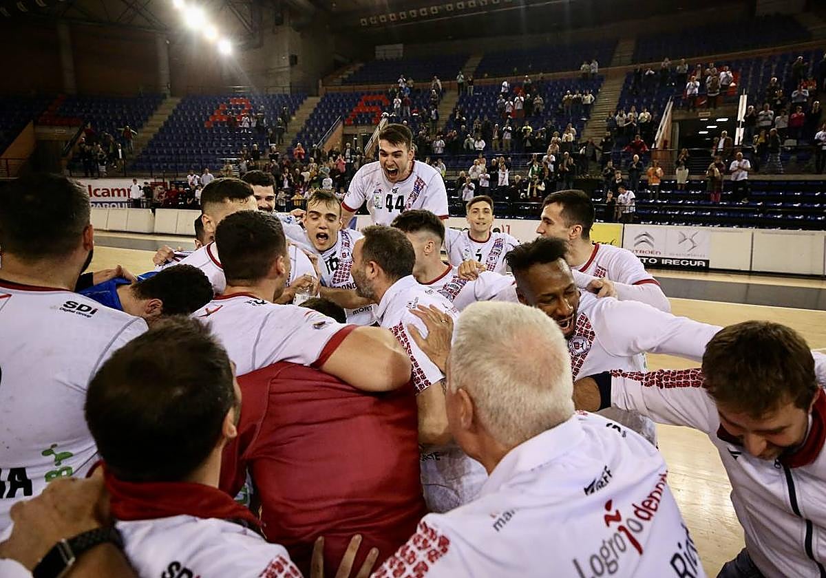 Los jugadores del Logroño celebran la victoria que los clasifica para la final a 8 de la Copa del Rey.