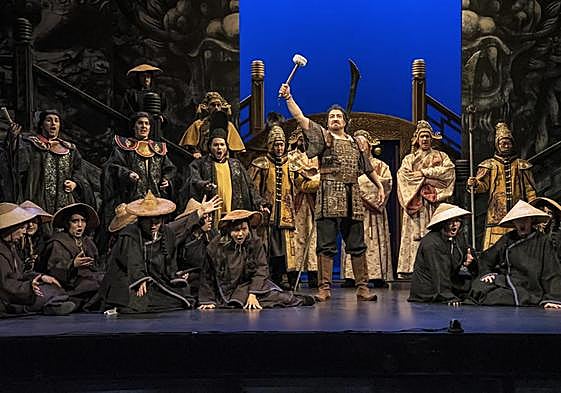 Escena de 'Turandot', de Ópera 2001, con escenografía vestuario de Alfredo Troisi.