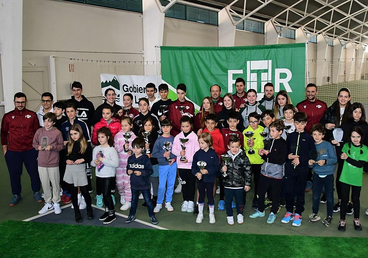 Foto de familia de los ganadores de la competición en cada cuadro.