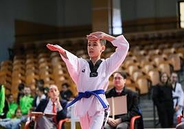 Un escolar, durante la ejecución de un pumse.