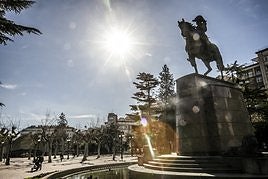 El sol, que se alternó con las nubes en Logroño, deslumbra a Espartero en la mañana de ayer.