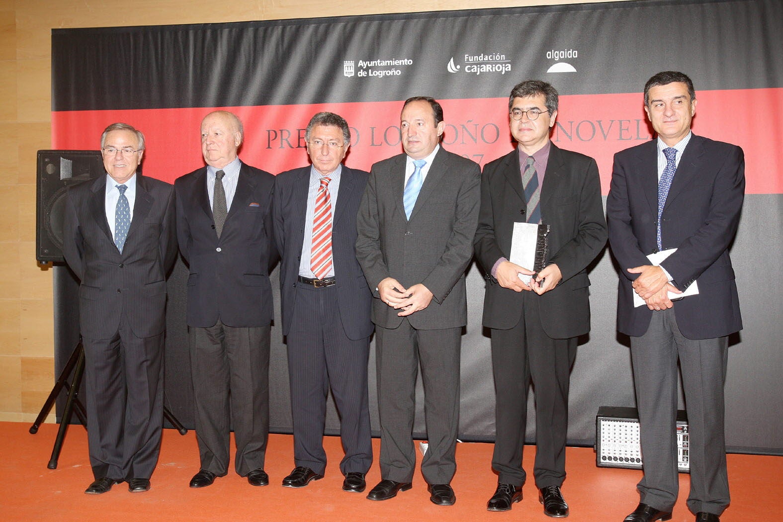 Imagen principal - Edwards ante la puerta del Revellín, en la entrega del 'Premio Novela de Logroño' de 2007 a Manuel Hidalgo y, con Pedro Sanz, cuando la Biblioteca Nacional de Chile, cuando la institución recibió un facsímil de las Glosas Emilianenses.