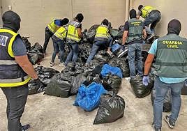 Efectivos de Policía Nacional y Guardia Civil, en una operación conjunta en agosto de 2022 en La Rioja.