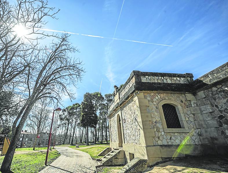 Exterior del primer depósito, con imagen de fuerte. 