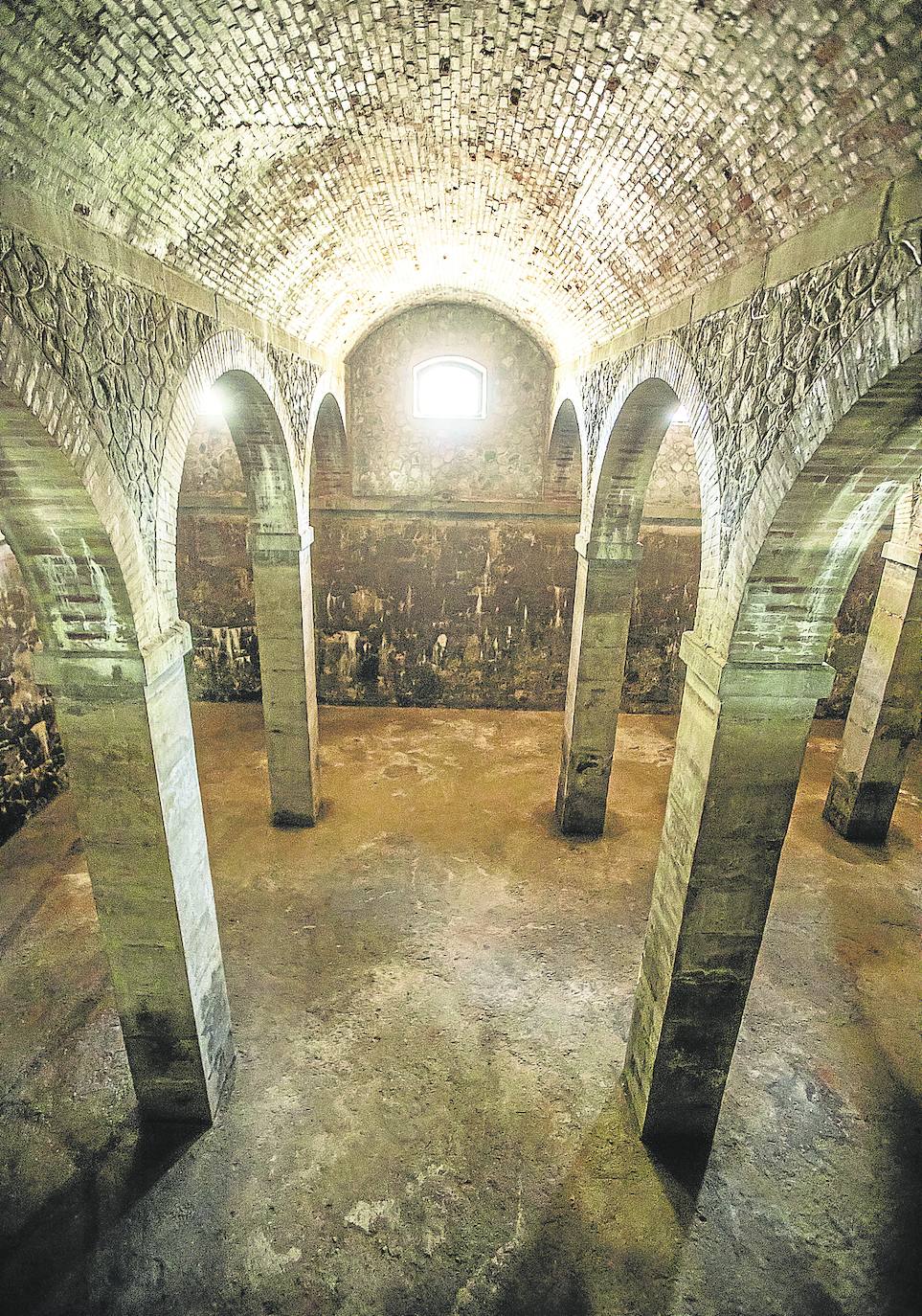 Estado del interior con los arcos de medio punto que dan forma al depósito de Amós Salvador.