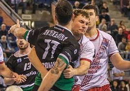 Kisselev frena a un rival en un partido ante el Anaitasuna.