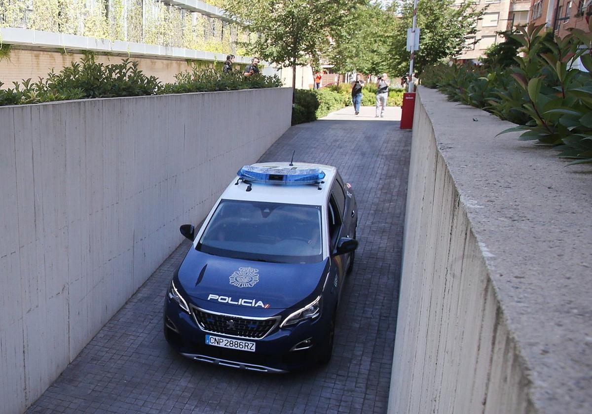 Llegada de Almeida a los juzgados de Logroño desde el centro penitenciario de Segovia, el pasado junio para asistir a la declaración de dos menores.