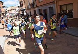 Salida de la carrera Enoturismo de adultos, con el ganador, Carlos Pérez en primer término.