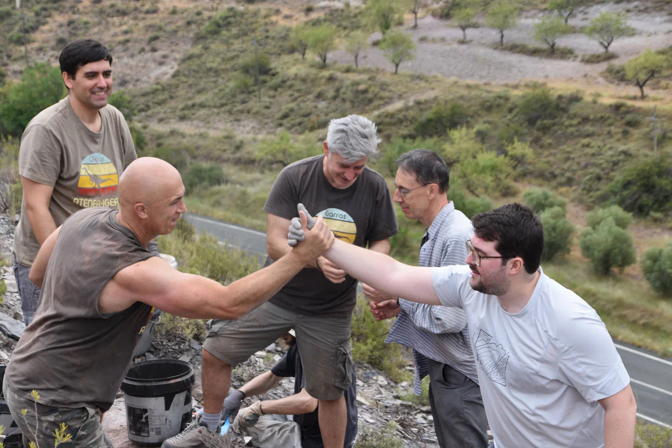 Miembros del equipo 'Garras' se saludan tras descubrir uno de los restos fósiles de dinosaurio en Igea en 2022.