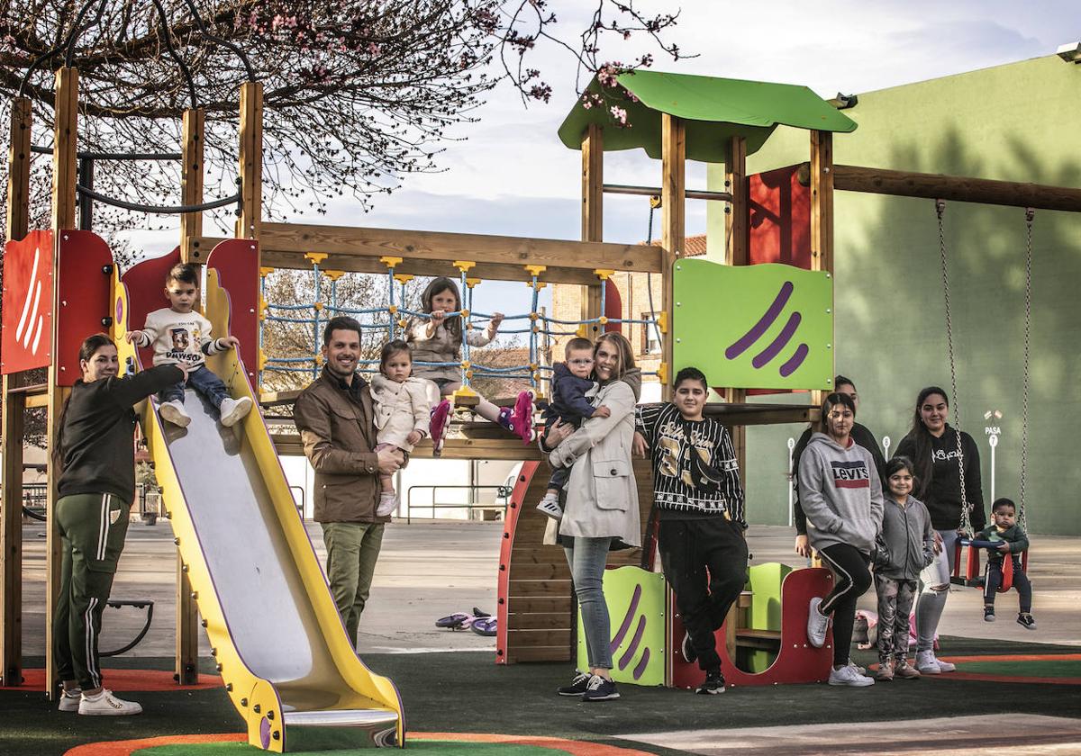 Dos familias, en el parque infantil de Ventas Blancas, núcleo de población que pertenece a Lagunilla de Jubera.