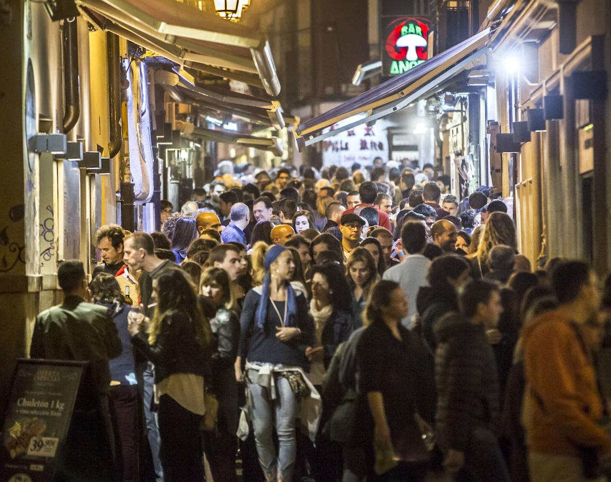 Ambiente de fin de semana en la calle Laurel de Logroño