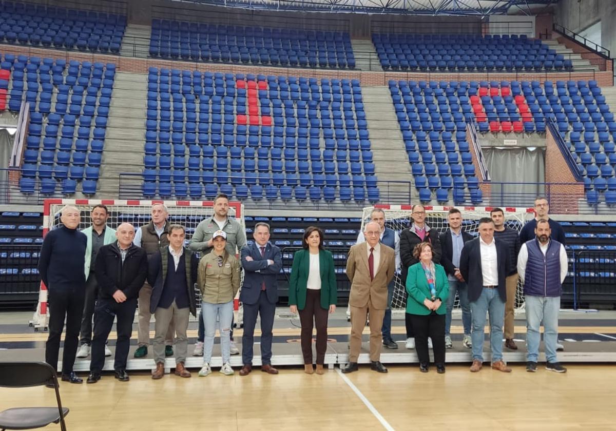 Miembros del Ejecutivo regional y responsables de los clubes de referencia, en el Palacio de los Deportes.