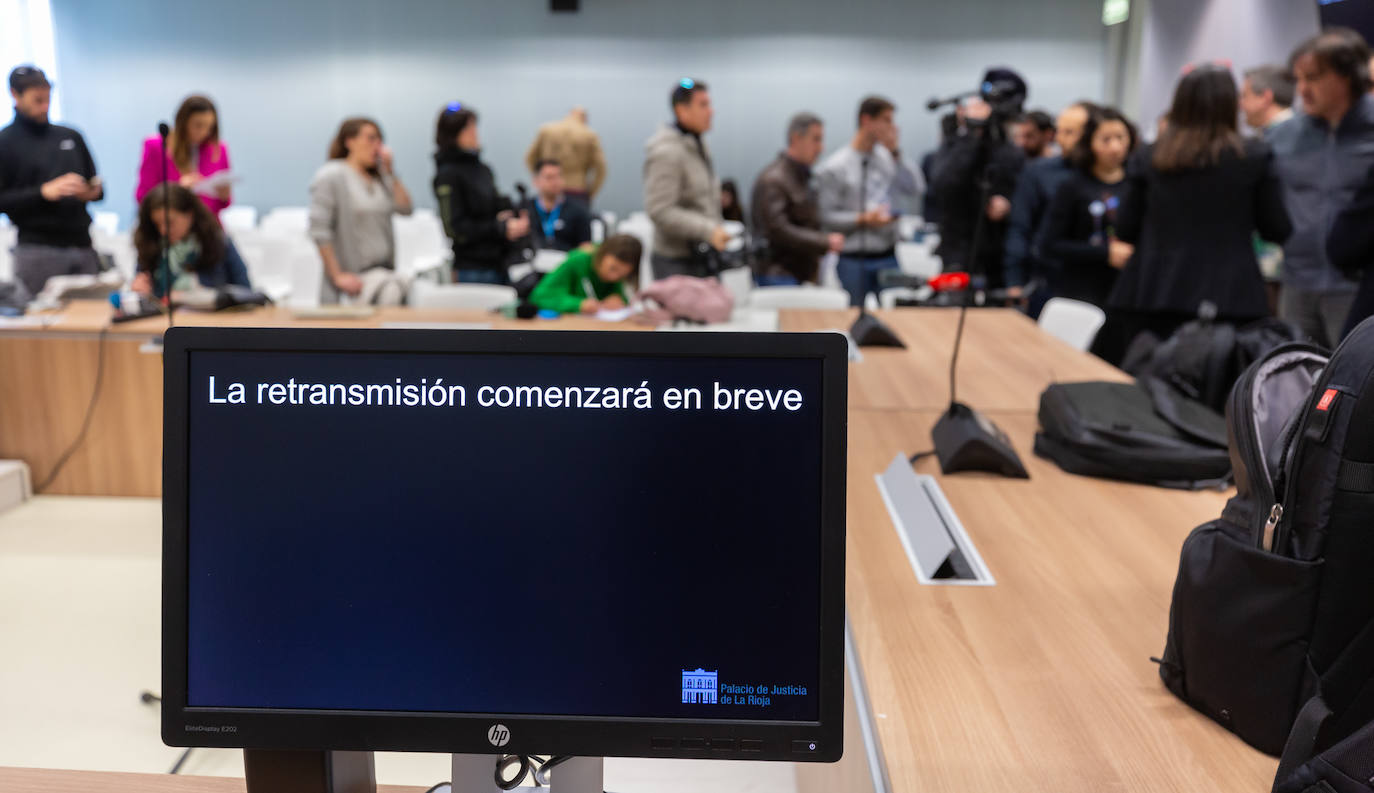 La sala en la que los periodistas esperan a que arranque el juicio y su retransmisión. 