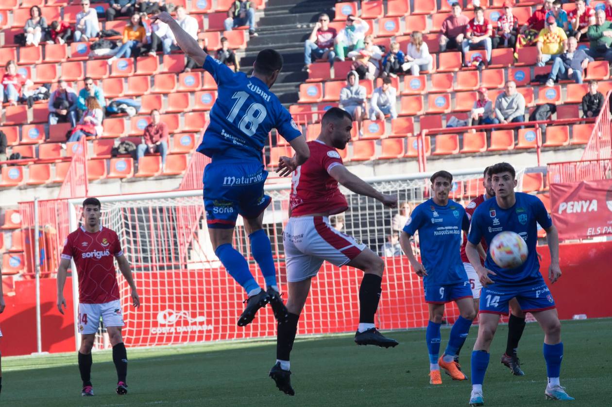 Zubiri salta a por el balón en el encuentro de Tarragona.