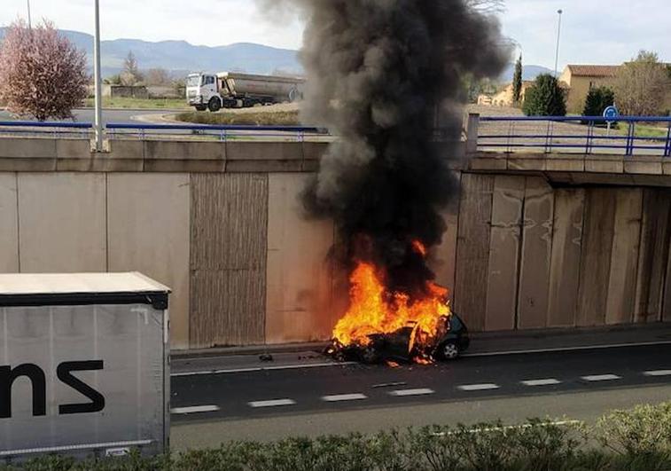 Imagen del vehículo en llamas.