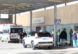 Sanitarios y pacientes a las puertas de Urgencias.