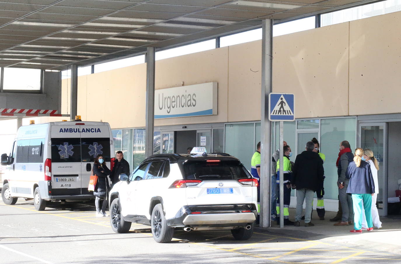 Sanitarios y pacientes a las puertas de Urgencias.