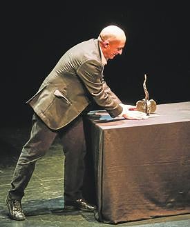 Imagen secundaria 2 - Arriba, Viyuela, junto a su mujer Elena González (también actriz) y sus familiares riojanos. Debajo, el escritor Bernardo Sánchez, que destacó la faceta poética del actor, le homenajeó con la nariz de payaso. A la derecha, emocionado por la distinción, miró y mimó la figura antes de iniciar su sentido discurso. 