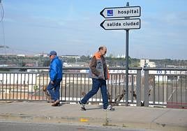 Flecha amarilla pintada en la avenida de Santander.