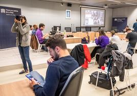 Periodistas, en la sala de prensa en la Audiencia.