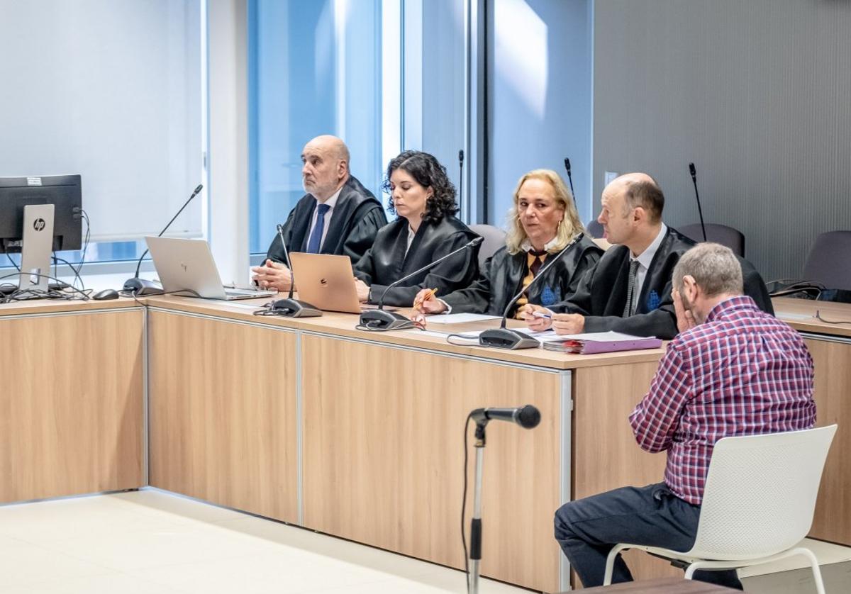 Francisco Javier Almeida, junto a su abogado y las acusaciones, en un momento del juicio.