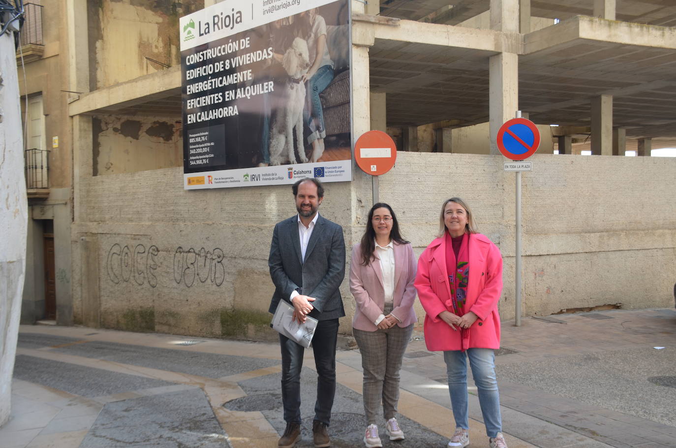 Javier Caldito, Elisa Garrido y Eva Hita, delante de la estructura del edificio que albergará las viviendas para jóvenes