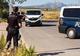 Agentes de la Policía Nacional, durante un operativo en La Rioja.
