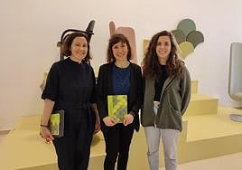 Eva Prego, con la concejala Carmen Urquía y Ana Bañares, de Mujeres en el Arte, ayer en la exposición.