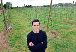 Víctor Justa, junto a un campo de cultivo.