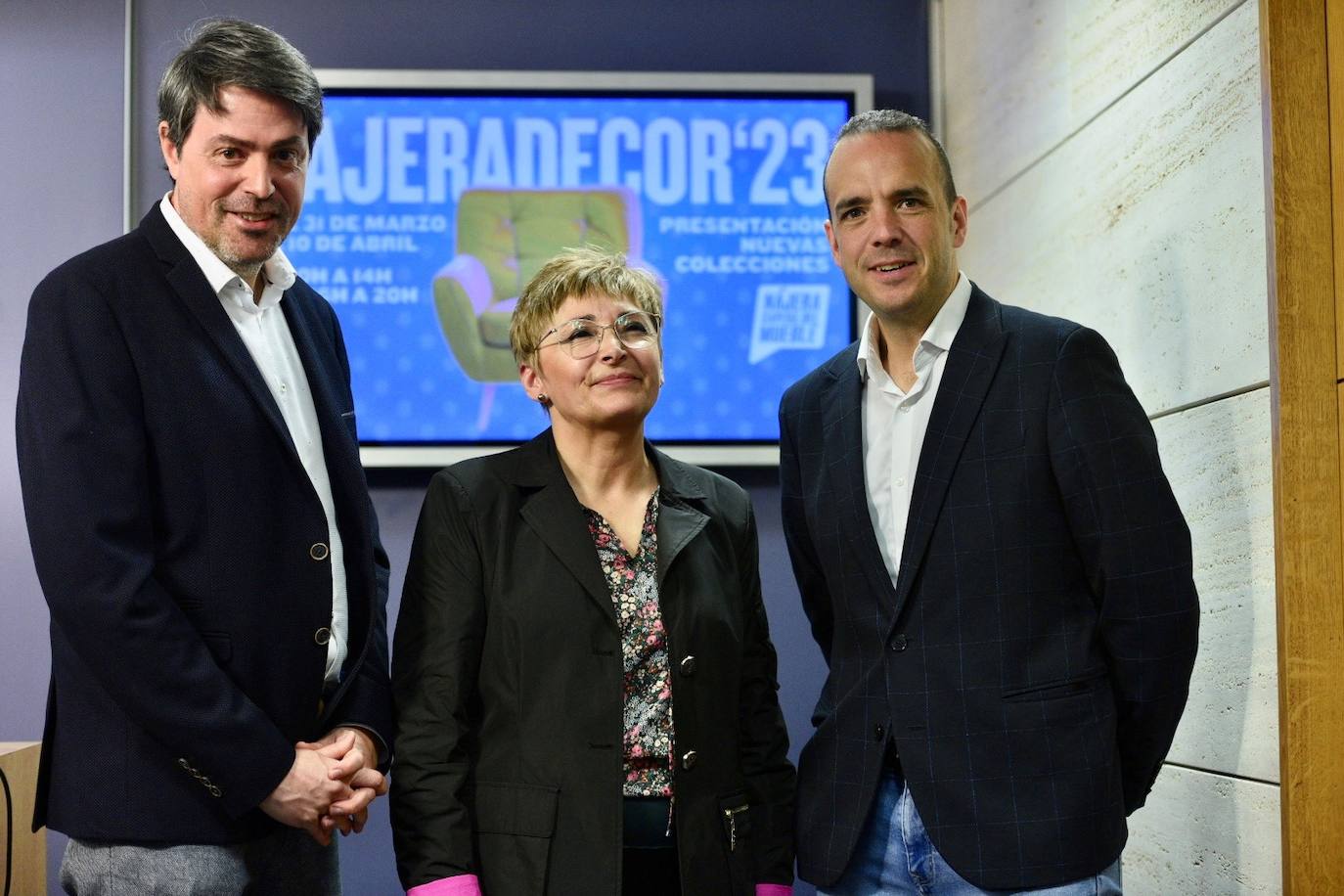 El gerente de ADER, Luis Alonso, junto al alcalde de Nájera, Jonás Olarte, y la presidenta de la Asociación El Mueble de Nájera, Nuria Núñez.