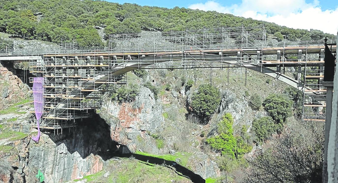 Imagen después - Construcción hace un siglo del viaducto de San Martín de Ortigosa y vista reciente del viaducto San Martín de Ortigosa, lleno de andamios, en su rehabilitación.