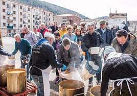 Reparto de las habas, frente a la cual se formó una larguísima fila de personas.