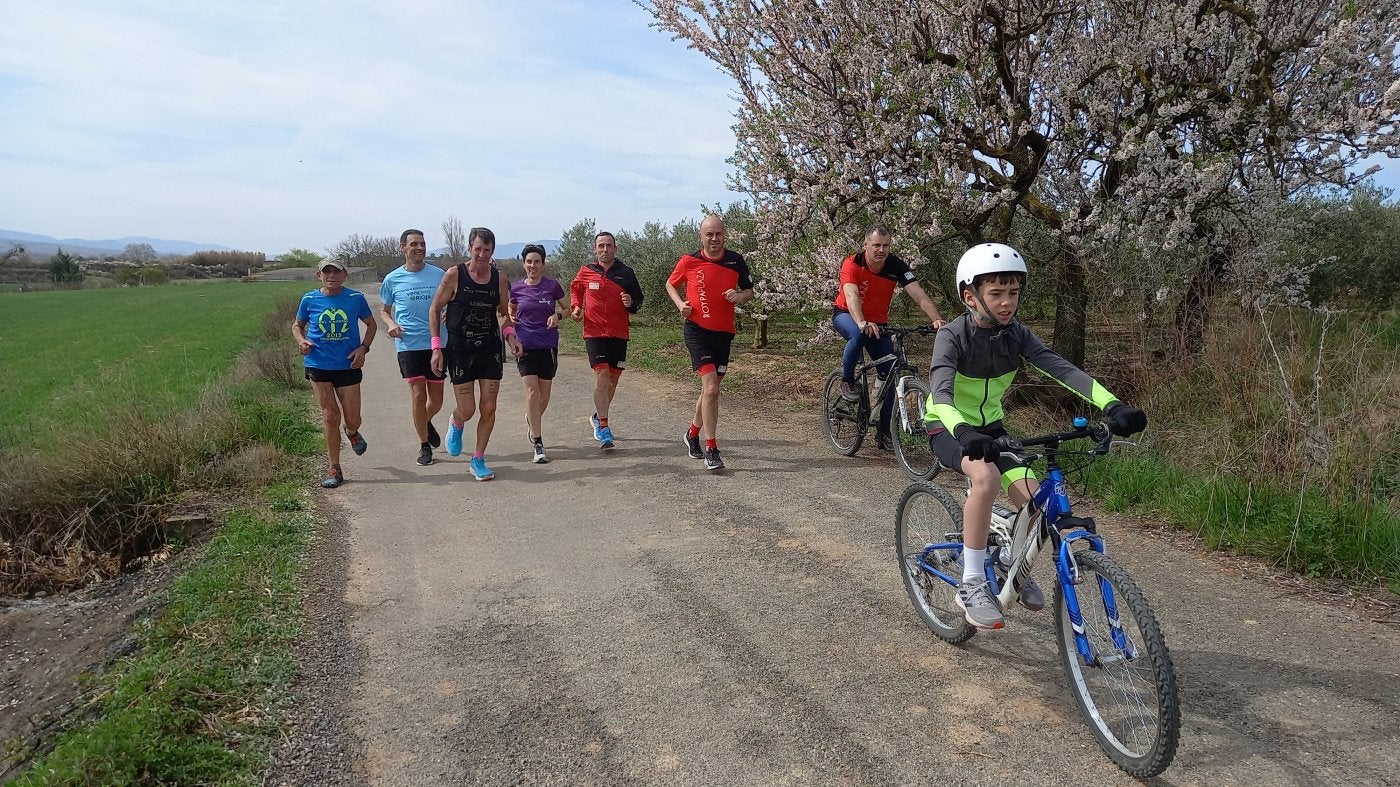 El grupo de Magaldi por el camino de la Solana.