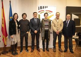 Foto de los premiados del XIII Certamen Nacional de Pintura del Parlamento de La Rioja.