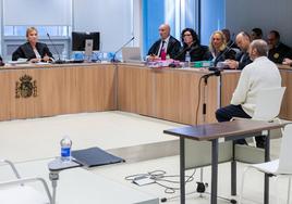 La sala de la Audiencia durante la primera jornada del juicio. El acusado, Francisco Javier Almeida, con jersey blanco, se sienta cerca de la tribuna de fiscales y abogados. Enfrente, todavía vacías, las sillas para el jurado