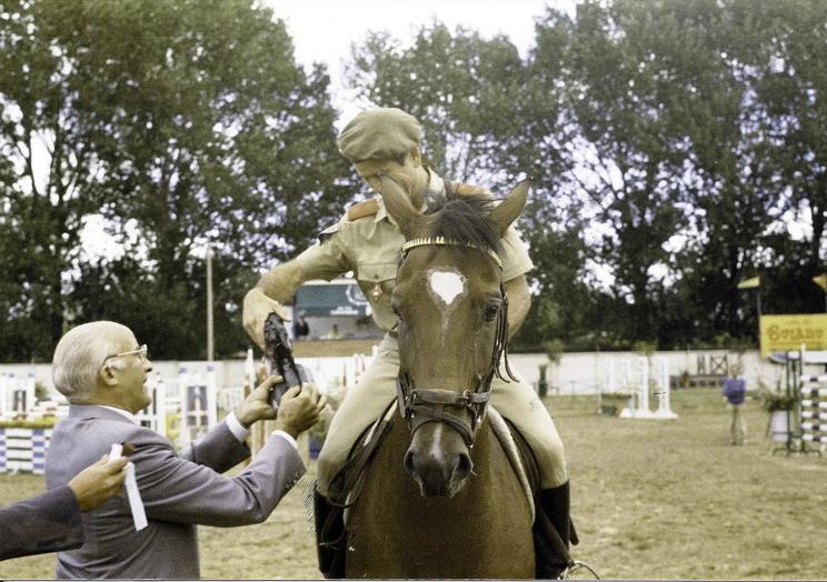 El antiguo director de la Hípica, el coronel Urtubia, entrega un premio a Fernando Martínez de Albornoz, en el año 1984.