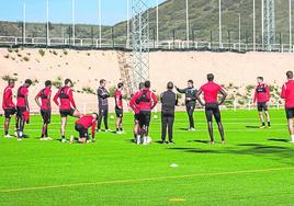 Los jugadores blanquirrojos, pendientes de unas explicaciones en un entrenamiento de esta semana.