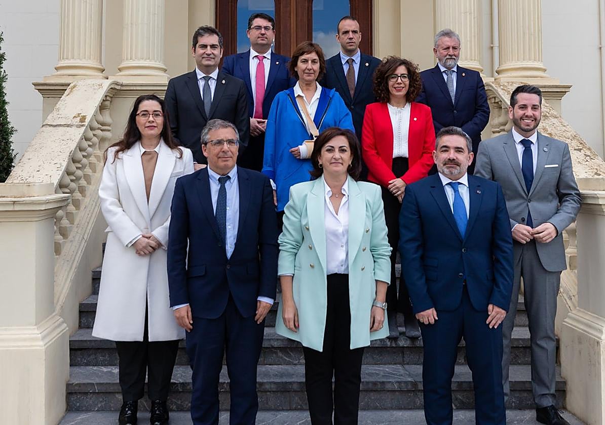 Concha Andreu, flanqueada por Pablo Rubio y Ricardo Velasco. Detrás, Elisa Garrido (Calahorra), David Mena (Santo Domingo), Estrella Santana (Cervera), Laura Rivado (Haro) y Javier García (Arnedo). En la fila superior, Sergio Martínez (Torrecilla), Jonás Olarte (Nájera) y Toño Marín (teniente de alcalde alfareño).