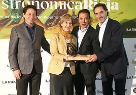 Los hermanos Marisa, Francis y José Félix Paniego, con Pedro Barrio.